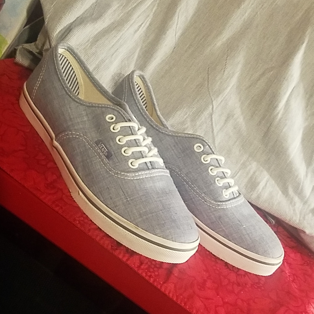 Van's Mens 6.5 or Women's 8 Casual shoes New